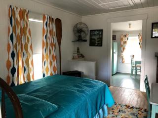 Picturesque Vintage Cabin with Lake Views in Florida - Bradenton - 0