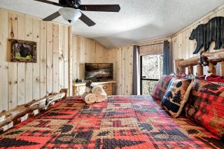 Magnificent Cabin with Hot-tub and Hiking Trails Near in Gatlinburg, Tennessee - 4