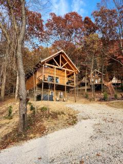 Lakeview Cabin Perfect for Groups with Hot-Tub in Ohio - 0