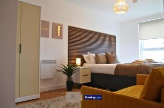3 Bedroom Apartment By Paul & Malin Properties Short Lets & Serviced Accommodation Stretford With Free Parking & Gym Access - Manchester - 6