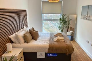 3 Bedroom Apartment By Paul & Malin Properties Short Lets & Serviced Accommodation Stretford With Free Parking & Gym Access - Manchester - 2