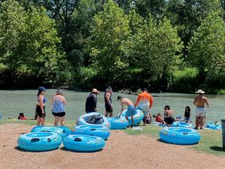 Riverside Paradise: Luxurious Safari Tent on the San Marcos River near Kingsbury, Texas - Kingsbury - 0
