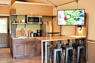 Fantastic Waterfront Tented Cabin - Ideal for a Glamping Getaway near San Antonio, Texas - Marion - 2