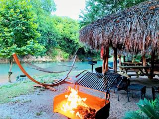 Adventurous Family Glamping Getaway: Amazing Safari Tent on the San Marcos River near Kingsbury, Texas with Kayaks, Canoes and More - Kingsbury - 1