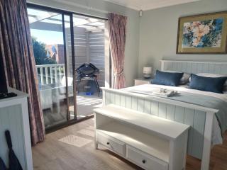 Modern Solar powered 1 bed studio apartment with amazing views - Plettenberg Bay - 8