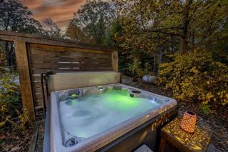 Impressive Log Cabin with Fireplace, Fire Pit and Hot-tub in Unionville, Indiana - 8