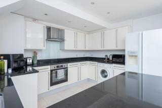 Elegant 1-Bed Open-Plan Living Free Parking - Beckenham - 2
