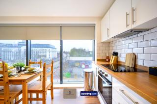 Modern 2 Bedroom Apartment By Paul & Malin Properties Short Lets & Serviced Accommodation Stretford With Free Parking & Gym Access - 3