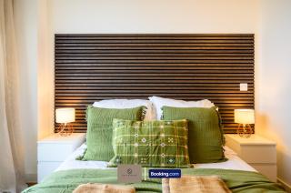 Modern 2 Bedroom Apartment By Paul & Malin Properties Short Lets & Serviced Accommodation Stretford With Free Parking & Gym Access - 1