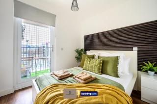Modern 2 Bedroom Apartment By Paul & Malin Properties Short Lets & Serviced Accommodation Stretford With Free Parking & Gym Access - 2