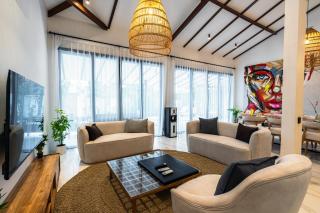 Your Private Oasis in Bali - Modern Villa, Big Pool, Lush Surroundings - 9