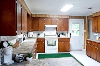 Delightful Cottage with Fire Pit, Screened Equipped Porch and Lake Views in Texas - Karnack - 7