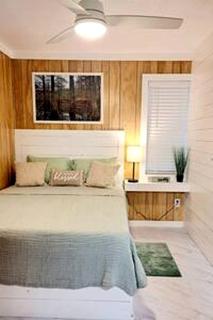 Delightful Cottage with Fire Pit, Screened Equipped Porch and Lake Views in Texas - Karnack - 1