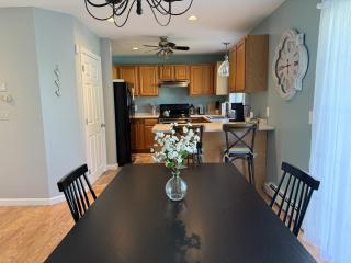 Huge Modern Townhome 10mins to Beach - 2