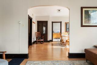 Knock on Wood - Airy Charm in Heart of Downtown - 4