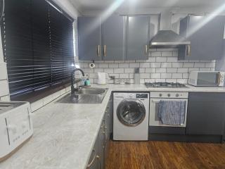 3 Bed House - Sleeps 6 - Parking - Wifi - 9