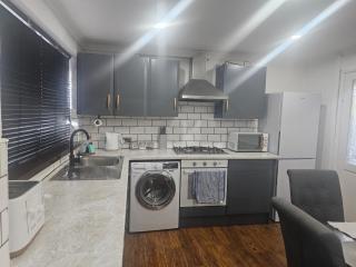 3 Bed House - Sleeps 6 - Parking - Wifi - 6