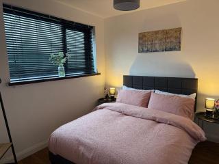 3 Bed House - Sleeps 6 - Parking - Wifi - 3