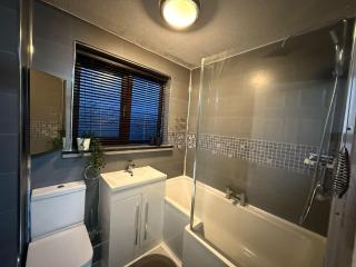 3 Bed House - Sleeps 6 - Parking - Wifi - 2