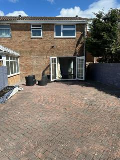 Cozy Retreat in Bridgend with 3 Bedrooms - Bridgend - 0