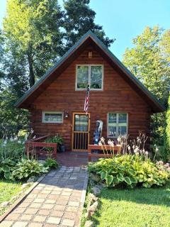 Charming Creekside Log Cabin with Wood Burning Stove Overlooking the Neshannock Creek, Western PA - Volant - 9