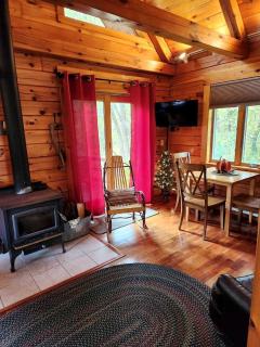Charming Creekside Log Cabin with Wood Burning Stove Overlooking the Neshannock Creek, Western PA - Volant - 1