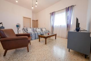 Coastal Charm Spacious 3-Bedroom Retreat Steps from the Beach - St Paul's Bay - 6