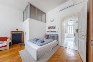 Urban Charm Central Studio AC and Bathtub - 9