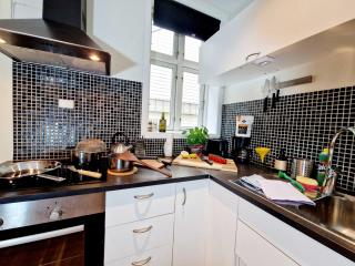 Prime location amazing king bed colorful oasis - Bergen - 5