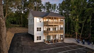Gorgeous Cabin Surrounded by Trees in Fairview, Georgia - - 2
