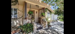 Desert Dreams with Your Furry Friend: Pet-Friendly Rental Under the Stars - Yucca Valley - 8