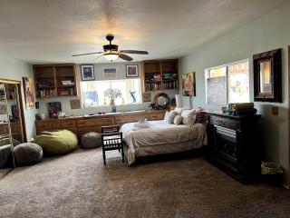Desert Dreams with Your Furry Friend: Pet-Friendly Rental Under the Stars - Yucca Valley - 7