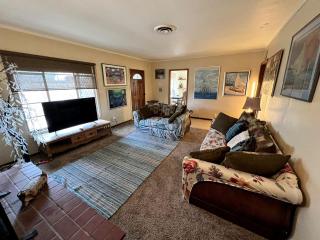 Desert Dreams with Your Furry Friend: Pet-Friendly Rental Under the Stars - Yucca Valley - 2
