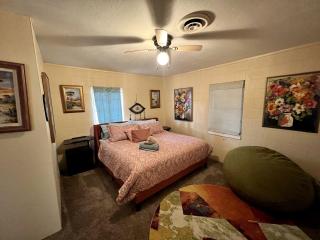 Desert Dreams with Your Furry Friend: Pet-Friendly Rental Under the Stars - Yucca Valley - 1