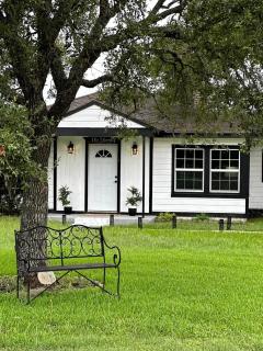Spectacular Secluded Cottage in Round Top, Texas - Carmine - 0