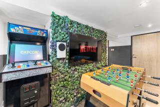 New! - The Most Central and Lux Whitby House - Hot-Tub - 7