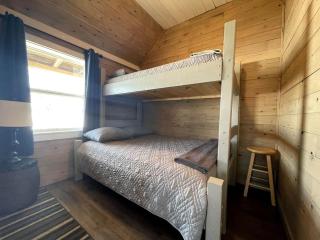 Charming Cabin Surrounded by Trees in Portage Lake, Maine - - 5