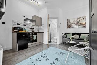 New! 1BR Gem by Clarendon Stays, City Centre, Near Train Station with Free Parking - Spon End - 0