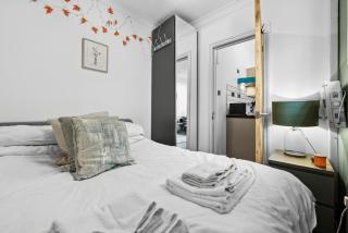 New! 1BR Gem by Clarendon Stays, City Centre, Near Train Station with Free Parking - 7