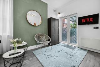 New! 1BR Gem by Clarendon Stays, City Centre, Near Train Station with Free Parking - Spon End - 6