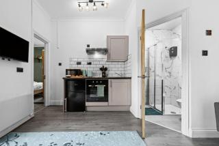 New! 1BR Gem by Clarendon Stays, City Centre, Near Train Station with Free Parking - Spon End - 5