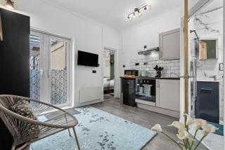 New! 1BR Gem by Clarendon Stays, City Centre, Near Train Station with Free Parking - 4