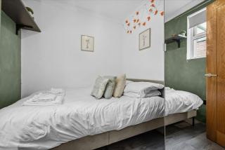 New! 1BR Gem by Clarendon Stays, City Centre, Near Train Station with Free Parking - 3
