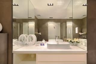 Maison Privee - Chic Yas Island Escape with Iconic Ferrari World Vws - Abu Dhabi - 4