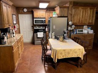 Family Style Glamping in Pet-Friendly Rental at Lake Godstone, Texas - 5