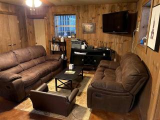 Family Style Glamping in Pet-Friendly Rental at Lake Godstone, Texas - 4