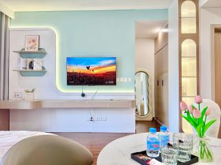 Lux Suite 1BR - Breeze city view, Rooftop Pool & Private Fitness, Masteri A Vinhome Smart Hanoi - Mochie Homestay - Phú Thú - 2