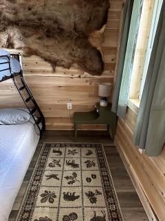 Magnificent Cabin Nestled Amidst Trees in Portage Lake, Maine - - 9