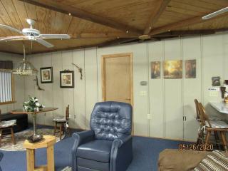 Georgia's Family-Friendly Octagon Cabin Getaway in Claxton - Claxton - 1