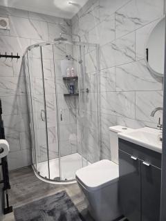 Double Room with Ensuite Bathroom - Feltham - 8